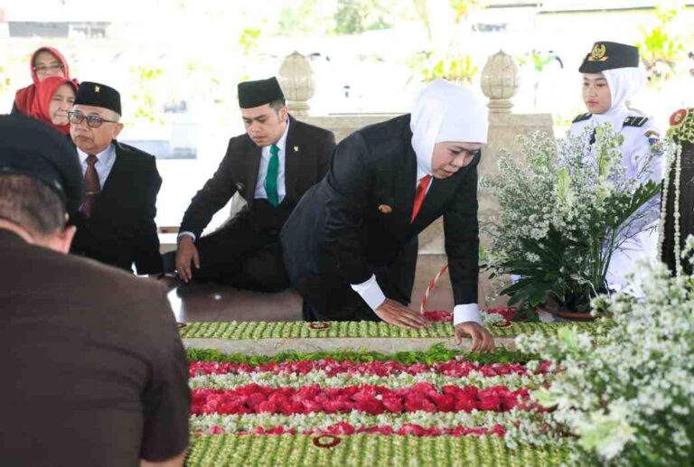 Peringati Hari Jadi Ke-80 Provinsi Jawa Timur, Gubernur Khofifah Ziarah Ke Makam Bung Karno