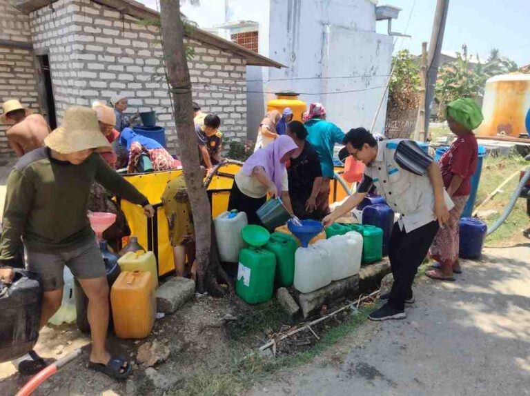 Hari Listrik Nasional Ke-80, Pln Up3 Madura Salurkan Bantuan Air Bersih Di Pamekasan