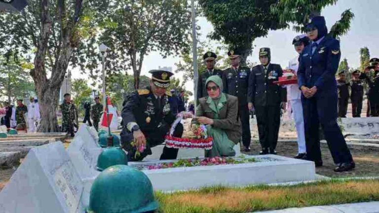 Sambut Hut Tni Ke-80, Kodam V Brawijaya Gelar Upacara Ziarah Dan Tabur Bunga