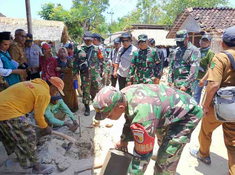 Kasdim 0827 Dampingi Wakil Bupati Sumenep Bantu Warga Terdampak Gempa Di Pulau Sapudi