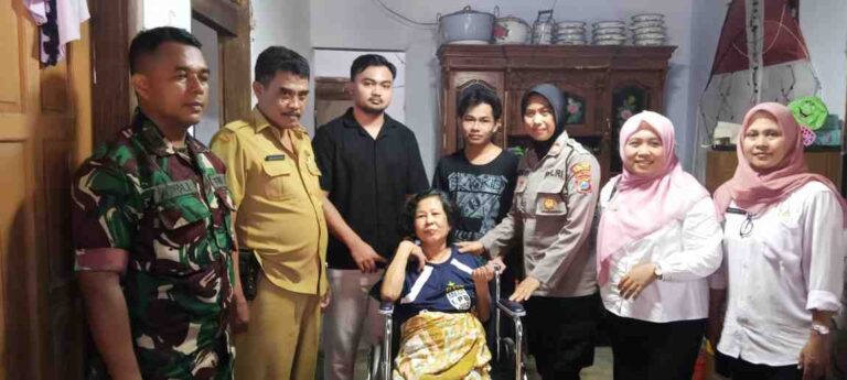 Keluarga Brian Bersama Forkopimcam Pakong Beri Tali Asih Penderita Stroke