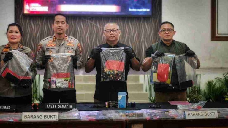 Polrestabes Surabaya Jerat 34 Tersangka Pesta Gay Dengan Uu Pornografi