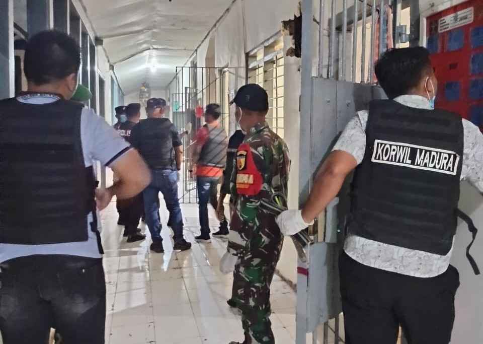 Lapas Kelas Iia Pamekasan Gelar Razia Bersama Tni Dan Polri 1 Razia Lapas Pamekasan 2