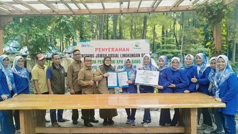 Perhutani Kph Jombang Salurkan Dana Tjsl Untuk Kemajuan Dunia Pendidikan Di Lengkong Nganjuk