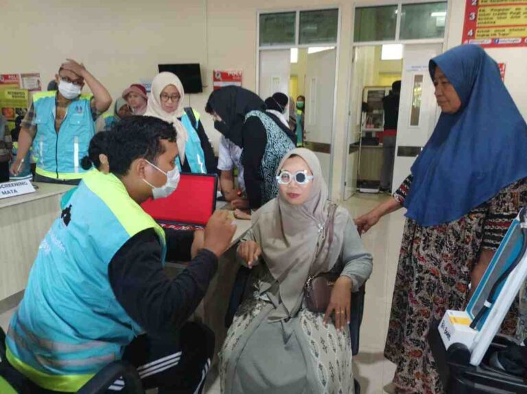 Ratusan Warga Kecamatan Arjasa Periksa Mata Ke Tim Yankes Bergerak Jatim