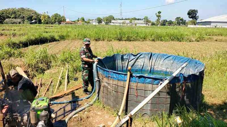 Babinsa Koramil 0826-05 Larangan Dampingi Pengeboran Sumber Air Warga Desa Peltong
