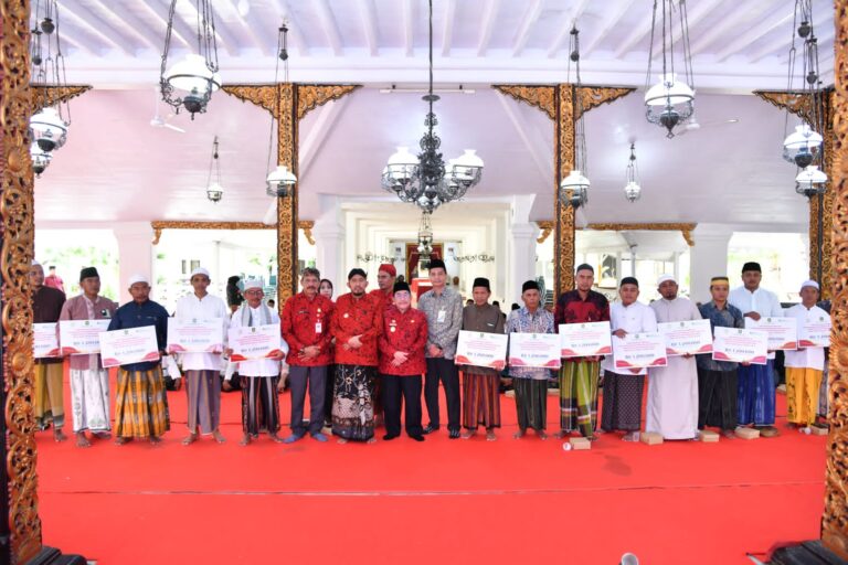 Pemkab Sumenep Serahkan Tunjangan Kepada 1.225 Guru Ngaji