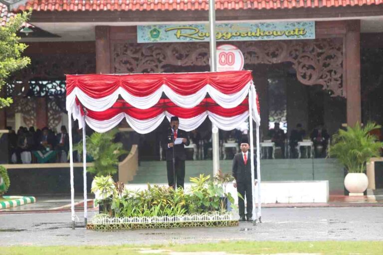 Peringatan Hari Pahlawan 2025, Wakil Bupati Pamekasan Jadi Inspektur Upacara