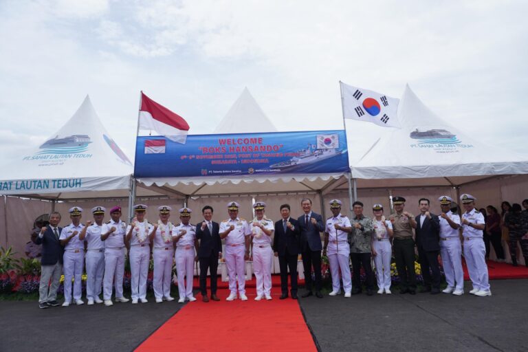 Kapal Angkatan Laut Korea Selatan Sandar Di Pelabuhan Tanjung Perak