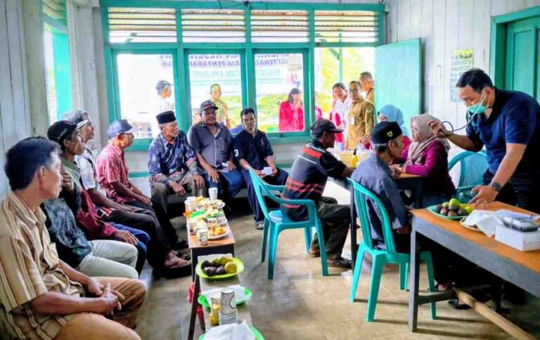 Perhutani Kph Jombang Gandeng Rsud Gelar Cek Kesehatan Gratis Pekerja Sadap Getah Pinus