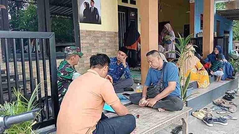 Babinsa Koramil 0826-01 Pamekasan Komsos Bersama Warga Kelurahan Gladak Anyar