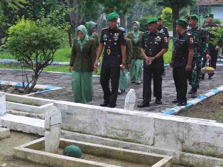 Momentum Hari Juang Tni Ad Ke-80, Dandim 0826 Pamekasan Pimpin Ziarah Ke Taman Makam Pahlawan