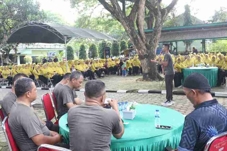 Senam Bersama Prajurit, Dandim 0826 Pamekasan Tekankan Pentingnya Jaga Kesehatan