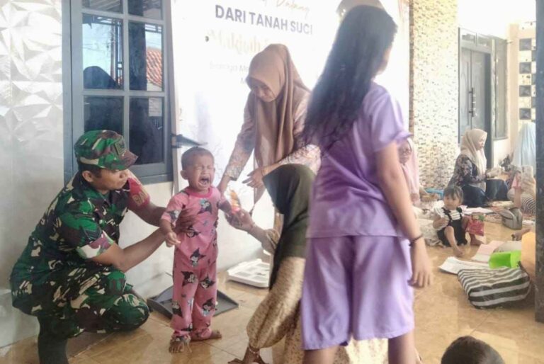 Babinsa Koramil 0826-05 Larangan Dampingi Giat Posyandu Di Desa Tentenan Timur