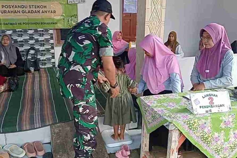 Babinsa Koramil 0826-01 Pamekasan Laksanakan Komsos Bersama Masyarakat Di Posyandu Gladak Anyar
