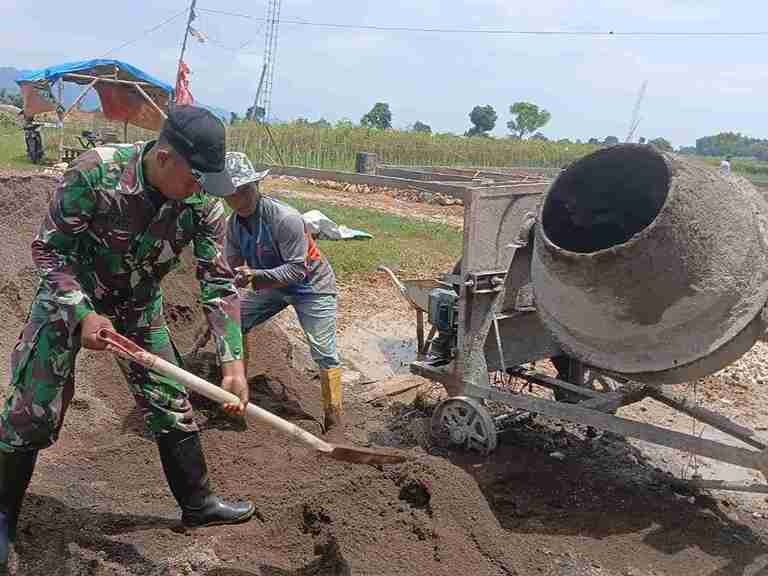 Babinsa Koramil 0826-09 Pakong Peduli Pembangunan Di Desa Bajang
