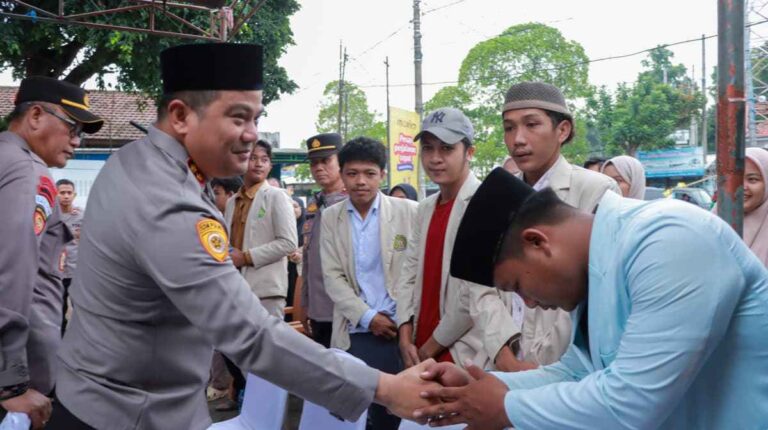 Keluarga Besar Polres Jombang Beri Bantuan Sosial Kepada Mahasiswa Asal Aceh, Sumut, Dan Sumbar