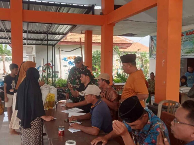 Babinsa Koramil 0826-06 Pademawu Dampingi Penyaluran Bantuan Pangan Di Desa Majungan
