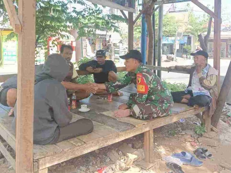 Pererat Silaturahmi Dengan Warga Desa Bujur Timur, Babinsa Koramil 0826-11 Batumarmar Lakukan Komsos