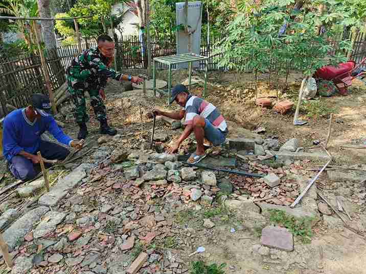 Babinsa Koramil 0826-01 Pamekasan Komsos Bersama Warga Desa Nyalabuh Daya