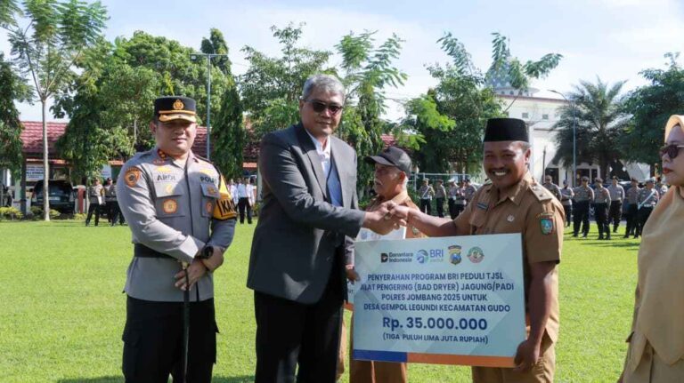 Kapolres Jombang Kolaborasi Dengan Bri Salurkan Bantuan Tjsl