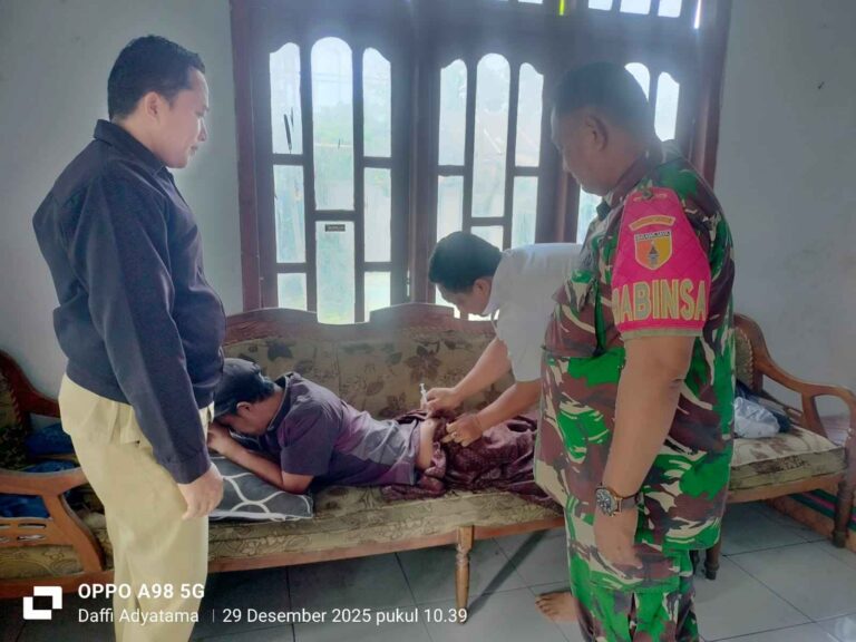 Babinsa Koramil 0826-06 Pademawu Dampingi Bidan Puskesmas Sopaah Awasi Odgj Di Desa Sumedangan
