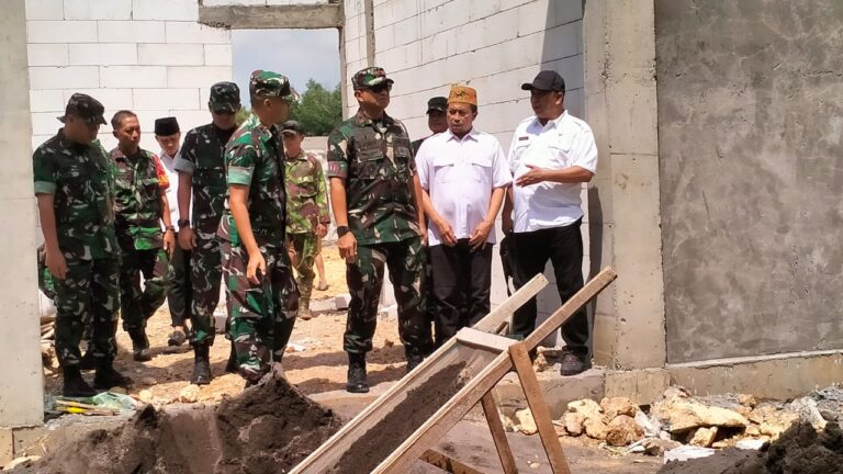 Dandim 0826 Pamekasan Dampingi Danrem 084/Bhaskara Jaya Tinjau Kantor Desa Koperasi Merah Putih
