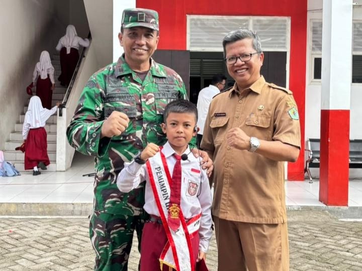 Anggota Koramil 0826-01 Pamekasan Jadi Inspektur Upacara Bendera Di Sdn Barkot 1
