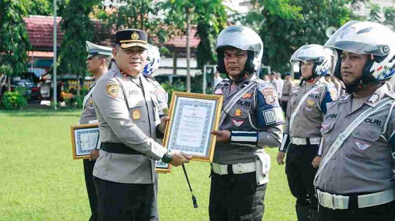 Kapolres Jombang Beri Penghargaan 12 Anggota Berprestasi