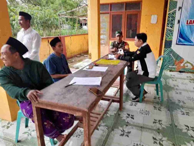 Babinsa Koramil 0826-03 Proppo Komsos Bersama Warga Desa Rangperang Daya