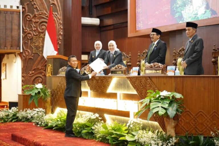 Pemprov Jatim Dan Dprd Sahkan Dua Raperda Jadi Perda