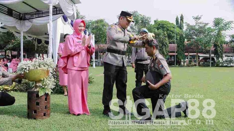 Tradisi Siraman Air Kembang Warnai Kenaikan Pangkat Personel Polres Jombang