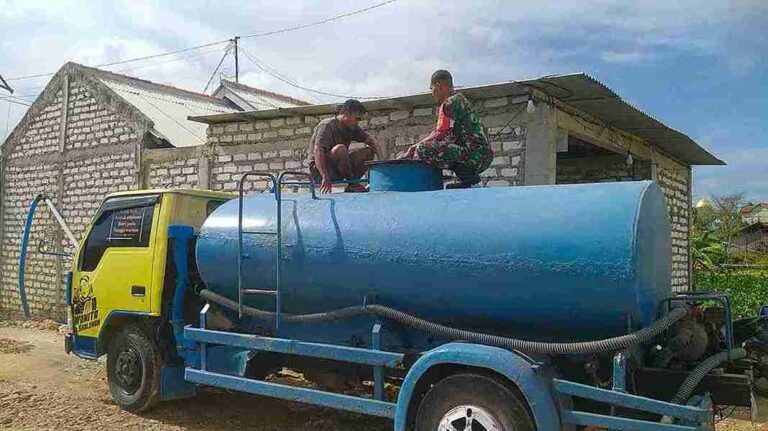 Babinsa Koramil 0826-02 Tlanakan Dampingi Penyaluran Air Bersih Di Dusun Gardu