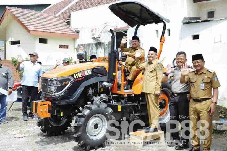 Dukung Ketahanan Pangan Nasional, Bupati Jombang Serahkan Bantuan Alsintan Apbn Ke Kelompok Tani