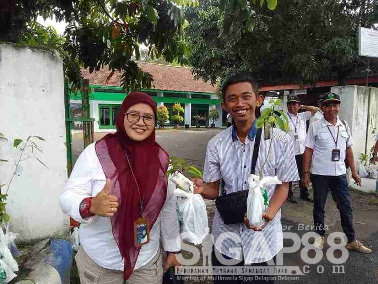 Sedekah Oksigen, Perhutani Kph Jombang Bagikan 2026 Plances Berbagai Bibit Buah Buahan Ke Masyarakat