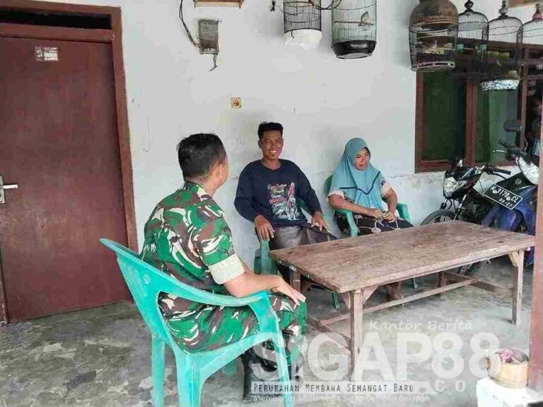 Jalin Silaturahmi, Babinsa Koramil 0826-01 Pamekasan Komsos Bersama Pasutri Di Kelurahan Kangenan