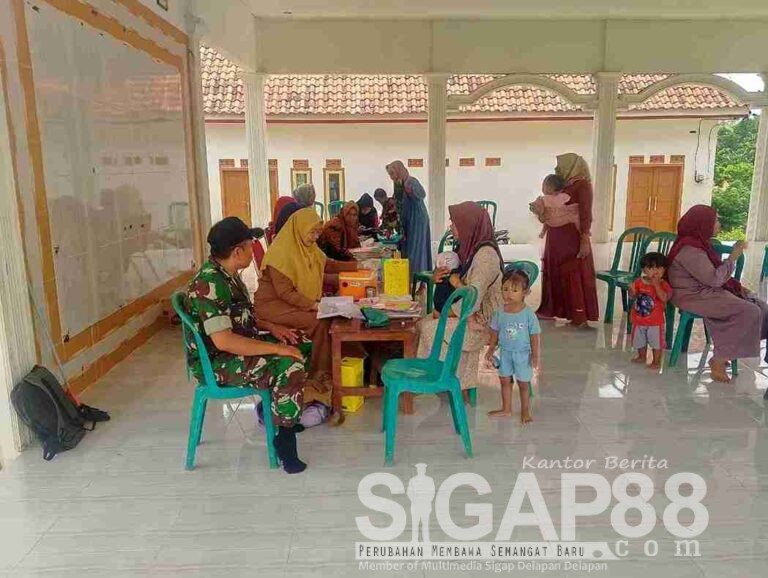 Dukung Kesehatan Warga, Babinsa Koramil 0826-08 Palengaan Dampingi Giat Posyandu Di Desa Akkor