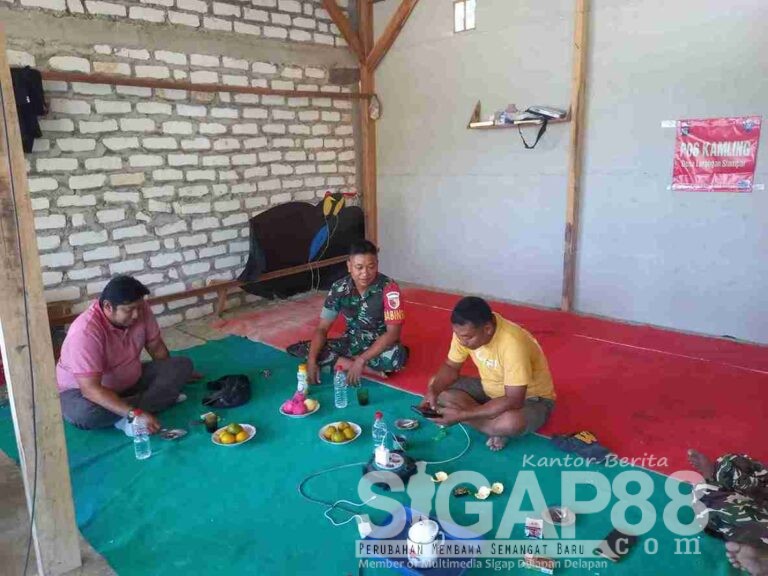 Jalin Silaturahmi, Anggota Koramil 0826-02 Tlanakan Komsos Bersama Pengusaha  Distributor Gas Lpg Di Desa Larangan Slampar