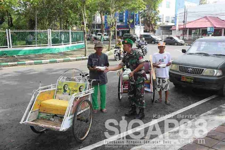 Jumat Berkah, Kodim 0826 Pamekasan Bagikan Ratusan Nasi Kotak