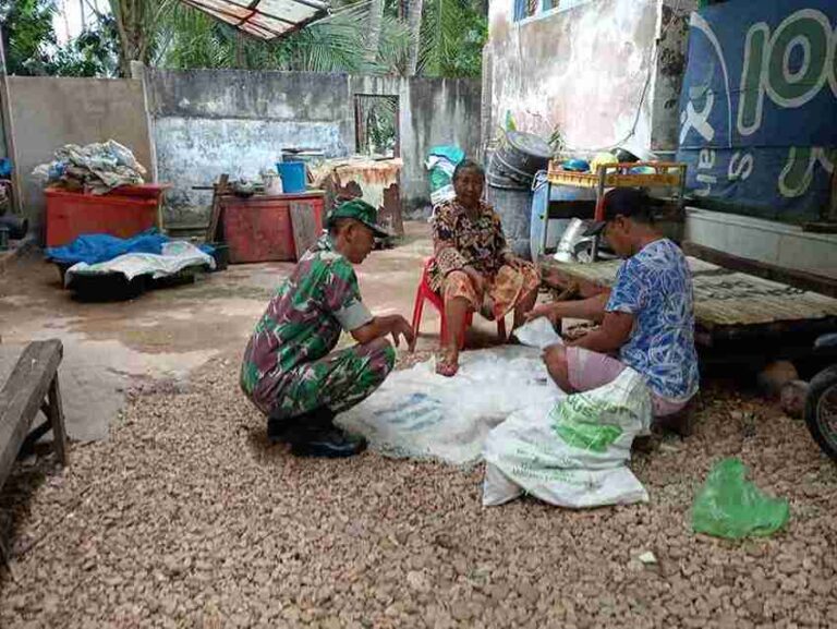 Dukung Ketahanan Pangan Hasil Laut, Babinsa Koramil 0826-13 Pasean Komsos Bersama Warga Dusun Sumber Penang