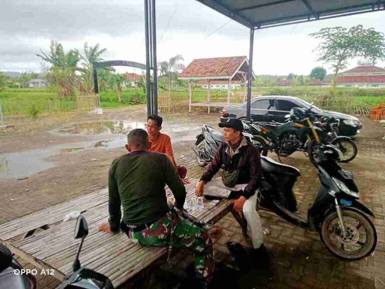 Babinsa Koramil 0826-08 Palengaan Komsos Dengan Aparatur Desa Rombuh