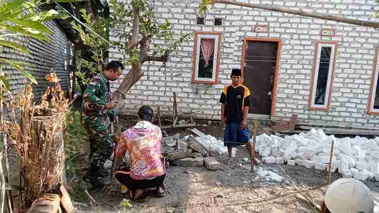 Babinsa Koramil 0826-06 Pademawu Komsos Bersama Nelayan Desa Padelegan