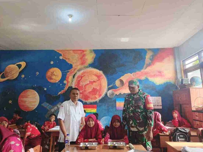 Kodim 0827 Sumenep Kawal Pendistribusian Mbg Untuk 1.185 Siswa Di Kecamatan Manding