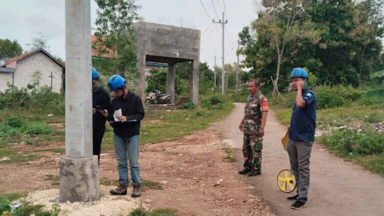 Babinsa Koramil 0826-03 Proppo Dampingi Petugas Pln Pasang Skotlet