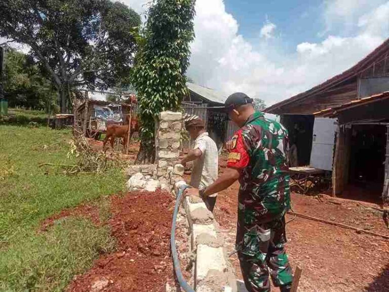 Babinsa Koramil 0826-13 Pasean Komsos Di Dusun Dungendek