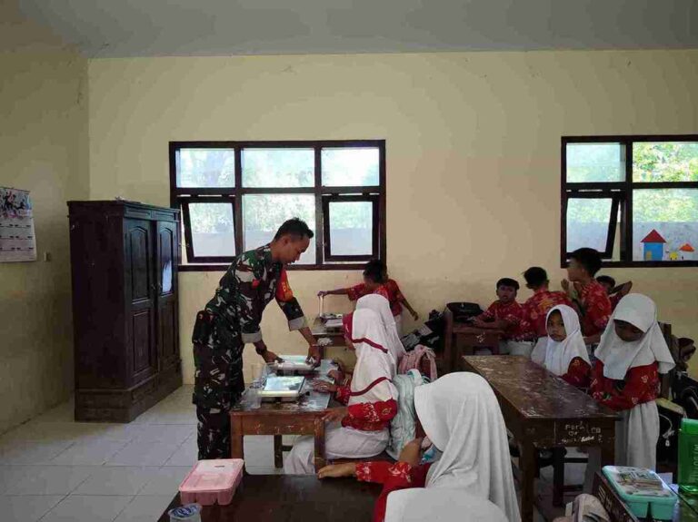 Koramil 0827-10 Ambunten Dampingi Pendistribusian Mbg Di Sekolah