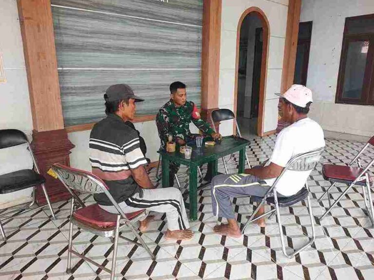 Babinsa Koramil 0826-02 Tlanakan Komsos Bersama Warga Desa Kramat