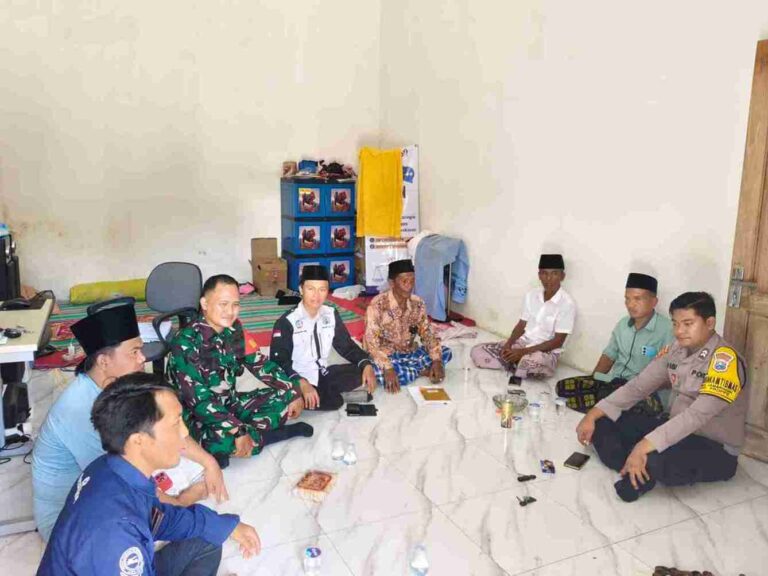Dukung Pembangunan Desa, Babinsa Koramil 0826-03 Proppo Komsos Bareng Kades Jambringin