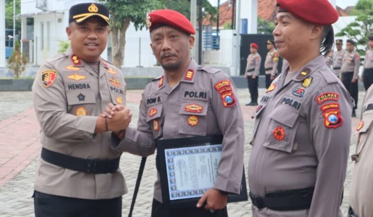 Berhasil Ungkap Kasus Jambret Di Desa Plakpak, Kapolres Pamekasan Beri Penghargaan Kepada 13 Personel