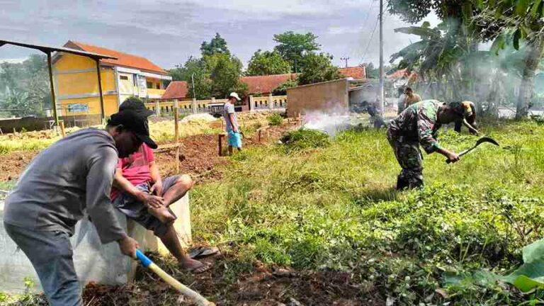 Babinsa Koramil 0826-09 Pakong Giat Kerja Bakti Bareng Warga Desa Bicorong